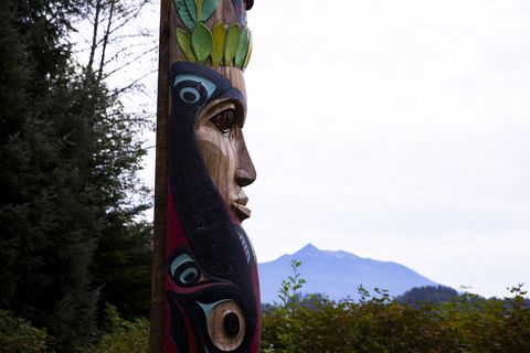 Totem, Totem pole, Sculpture, Art, Artifact, Tree, Chainsaw carving, Outdoor structure, Nonbuilding structure, Fictional character, 