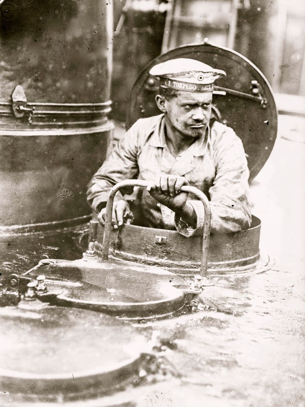 Tijdens de Eerste Wereldoorlog opent een Duitse matroos een luik in een torpedoboot