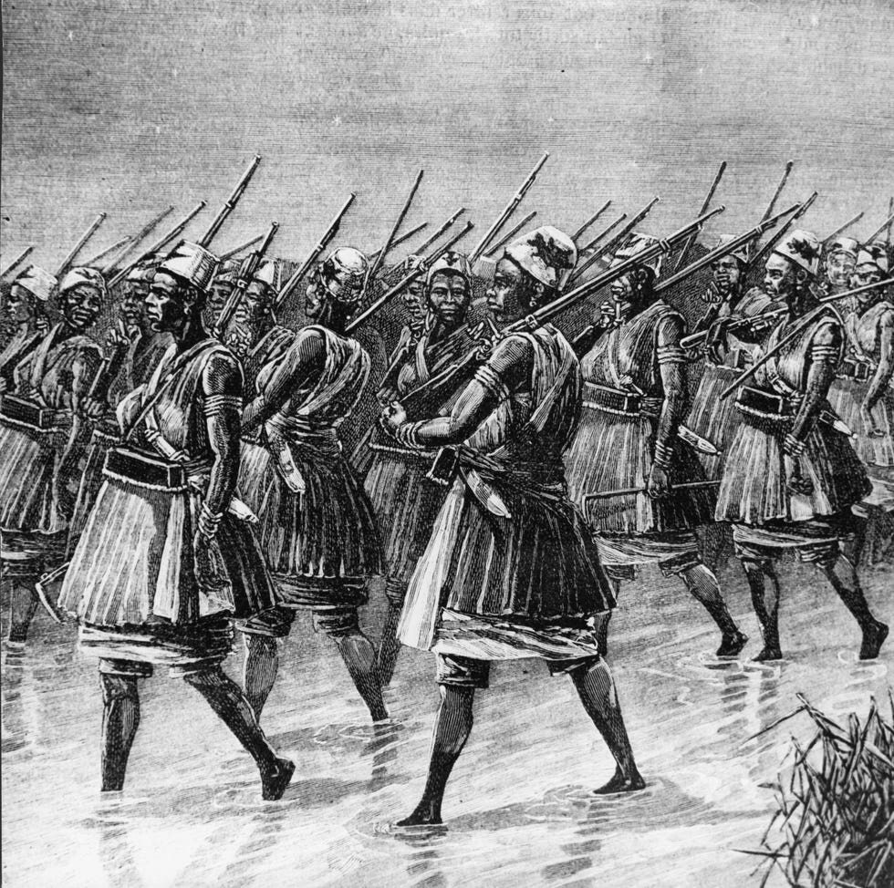 Dahomeystrijders steken een riviertje over Hoewel de leden van deze geheel uit vrouwen bestaande militaire eenheid vaak worden aangeduid als Amazones vanwege hun bijzondere verhaal doet deze koloniale term volgens historici geen recht aan deze vrouwen die echt hebben bestaan en aan hun wapenfeiten