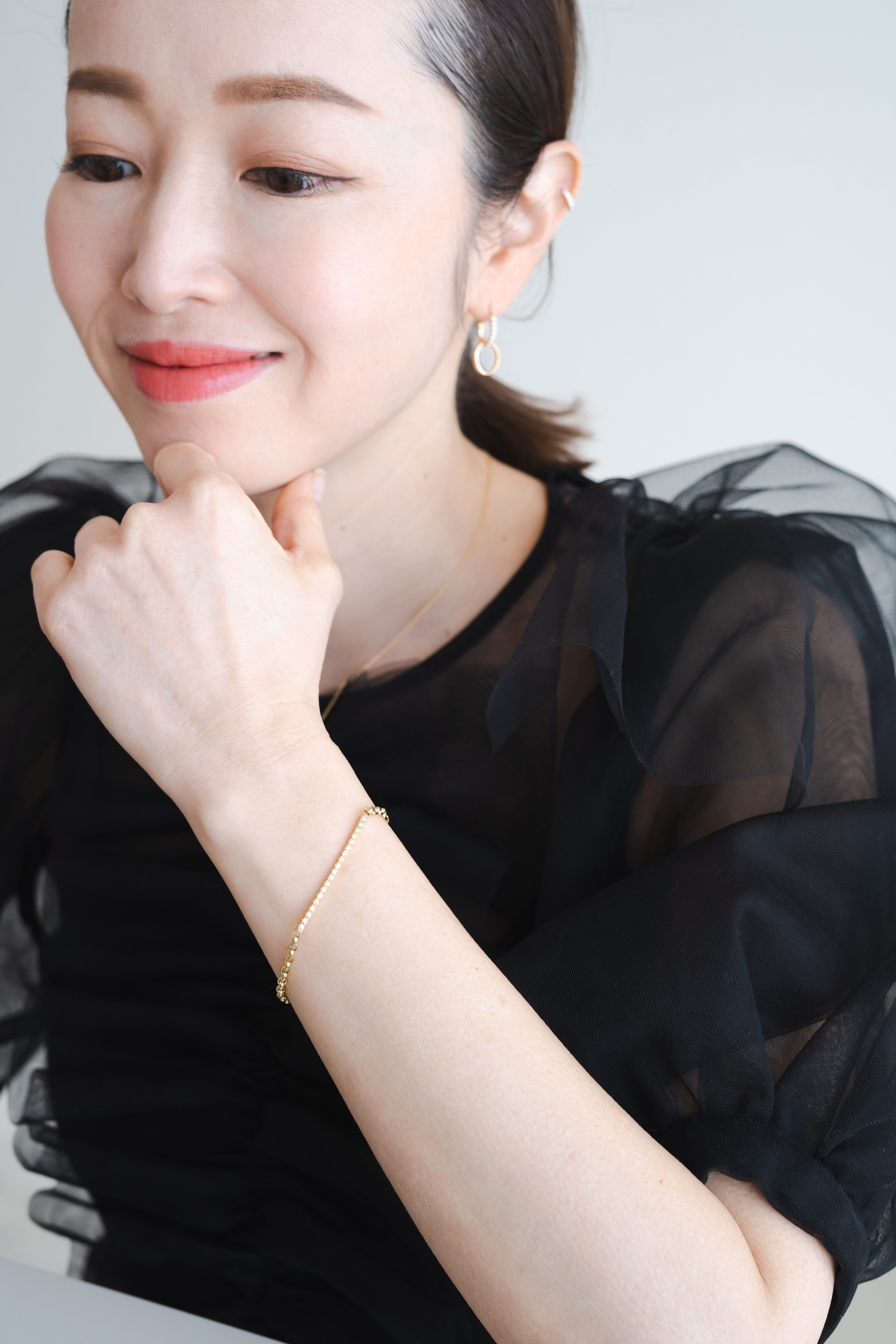 翁安芸さん私物と同じピアス モチーフ好き」翁 安芸さんの定番ジュエリー | VERY NaVY