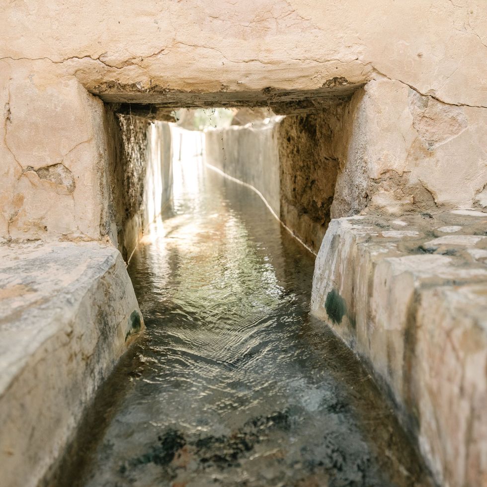 Water loopt door een aangelegd kanaal in Al Ain