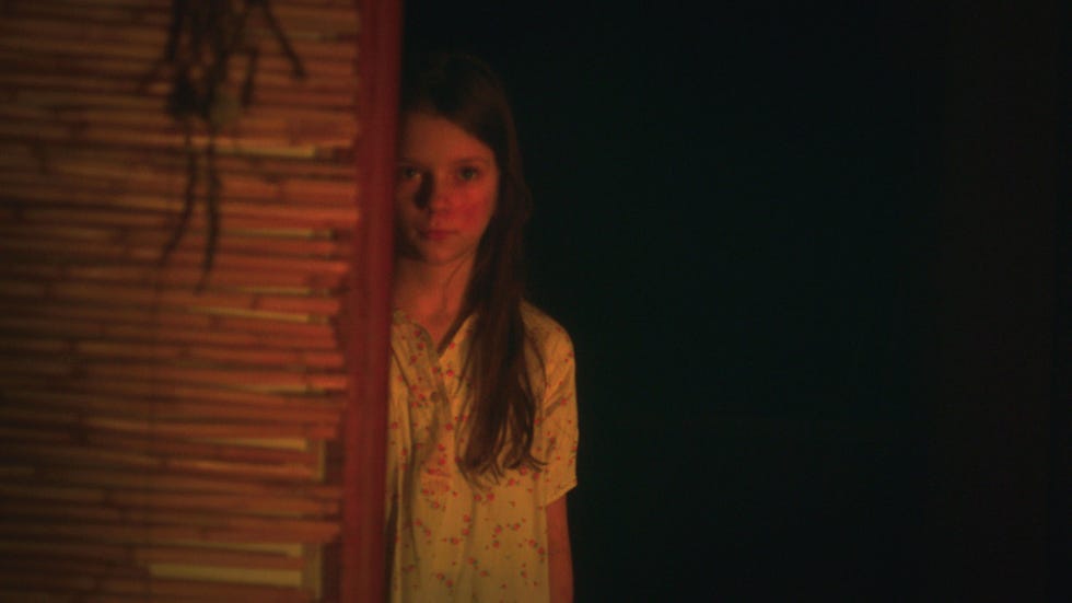 escena de la serie con una niña mirando