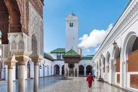De universiteitsbibliotheek van alQarawiyin in Fez een van de oudste nog functionerende bibliotheken ter wereld werd in het jaar 859 opgericht door een vrouw de rijke koopmansdochter Fatima alFihri Onlangs is de ruimte door architecte Aziza Chaouni gerestaureerd en opnieuw voor het publiek geopend met inbegrip van oude mozaeken zonnepanelen en een caf
