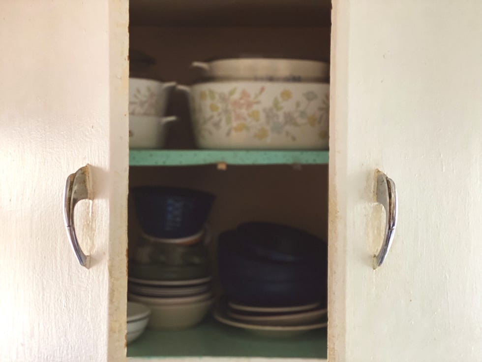 cómo transformar la alacena de la abuela en un mueble de almacenaje práctico para la cocina con una manualidad diy