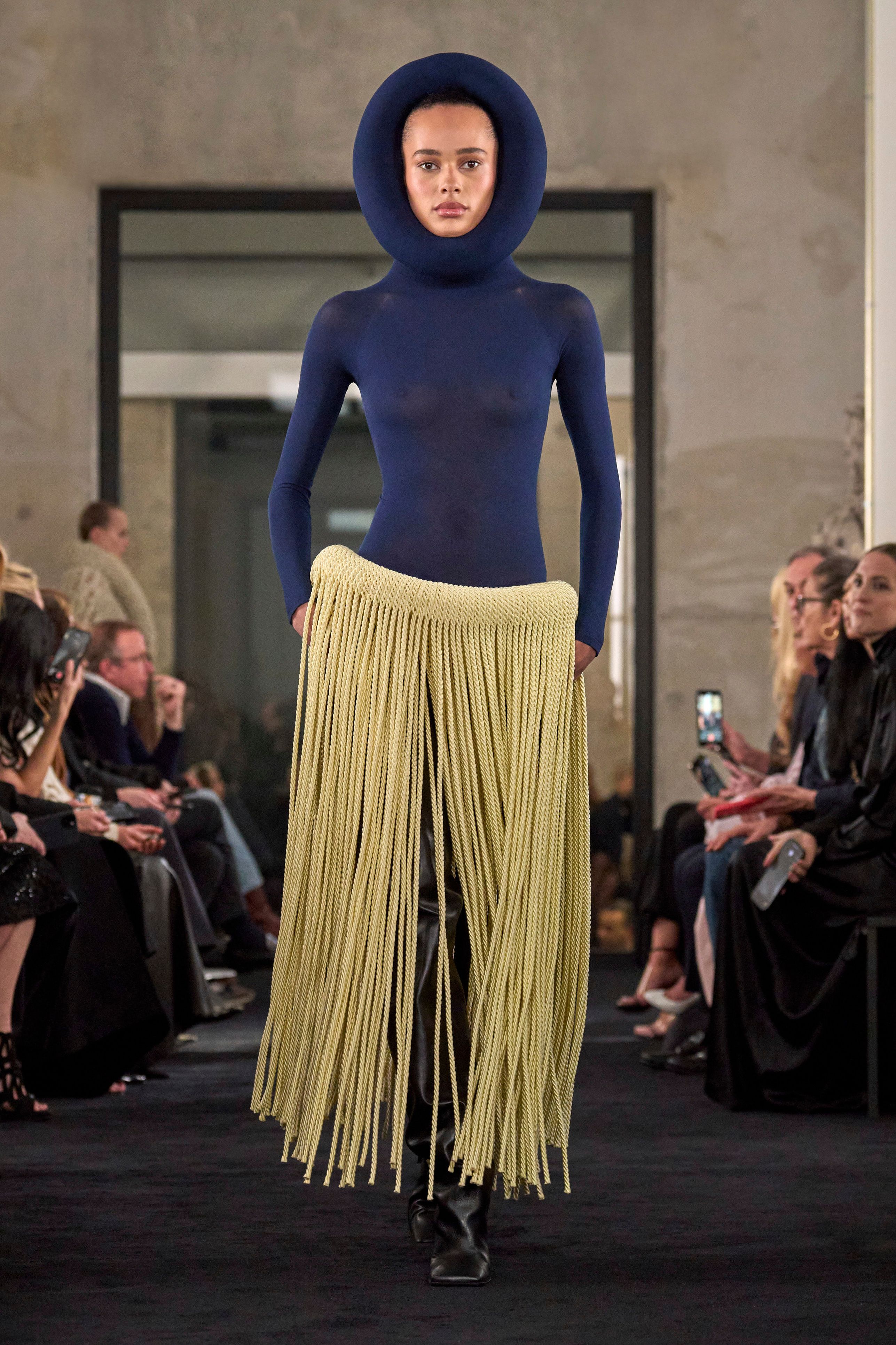 ALAIA アライア テコレテ 太ももフツ AA3O056CK1770 999 alaia-po-f25-001-67caba545a6b5.jpg