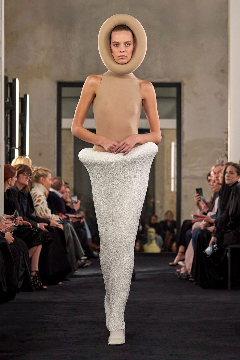Modelo exibindo um look vanguardista único na passarela
