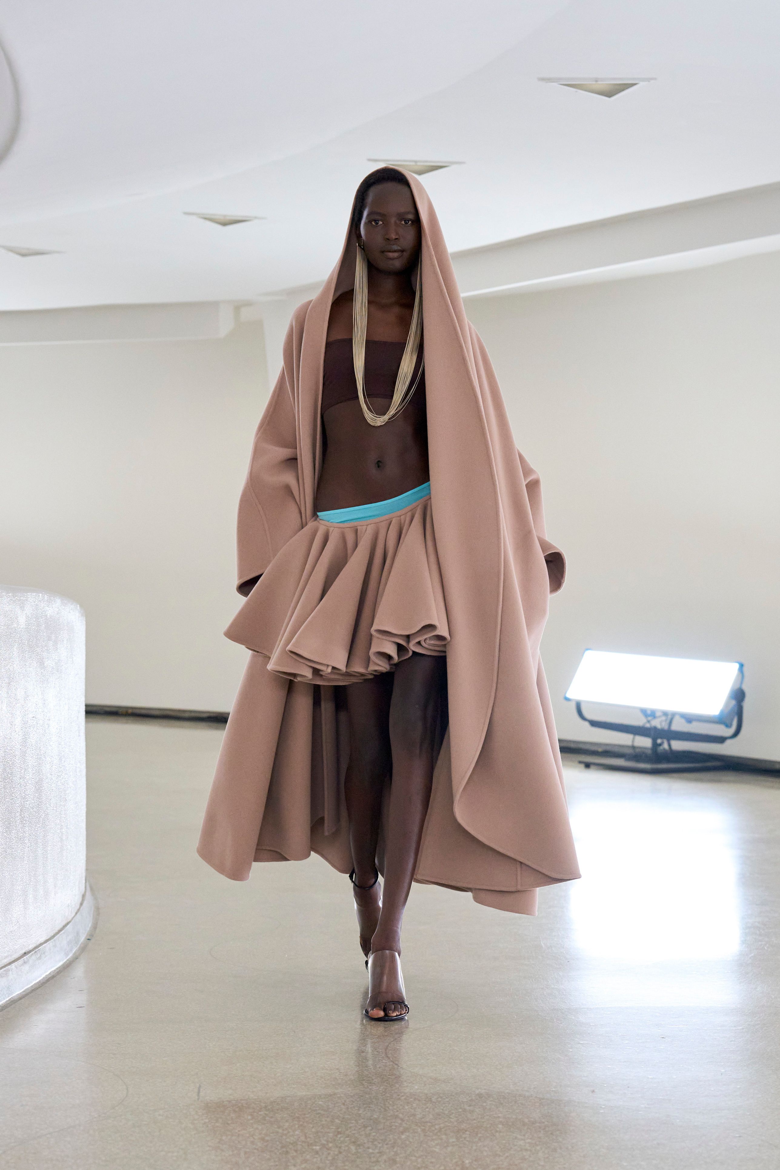 アライア（ALAÏA）」2025春夏コレクション | ファッション