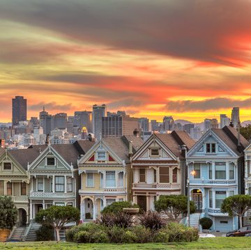alamo square and painted ladies with san francisco skyline