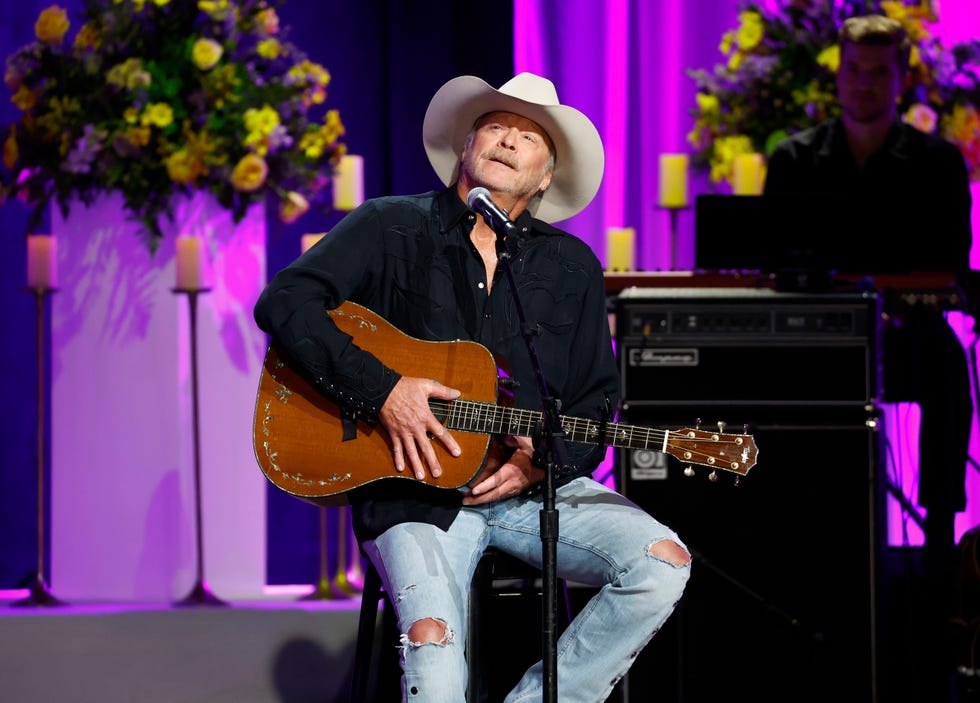 alan jackson singing and playing the guitar