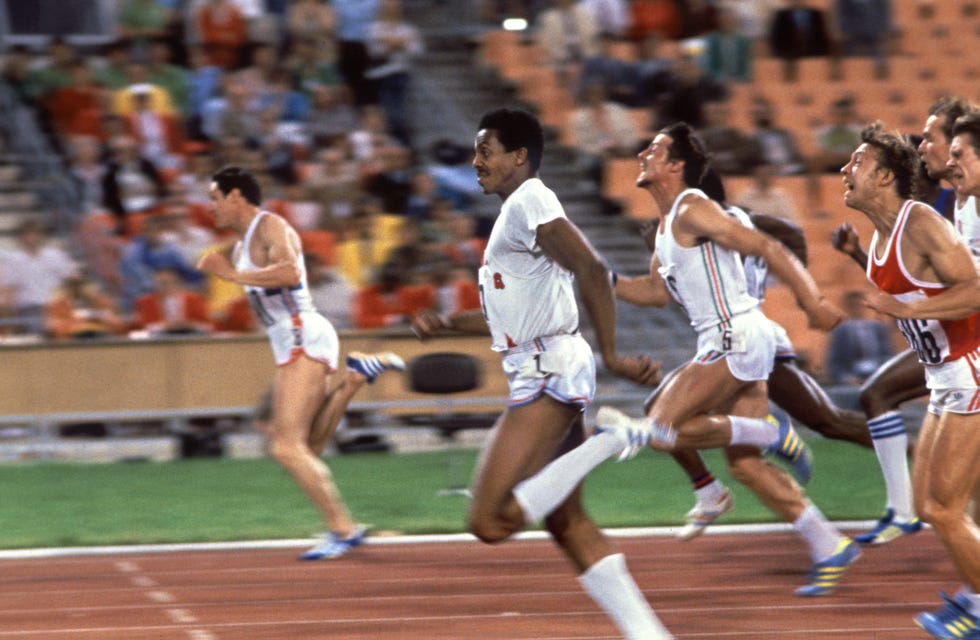 ﻿el escocés allan wells y el cubano silvio leonard llegan a la meta de los 100m lisos de moscú 1980 en 10,25s, y la foto finish estableció el triunfo del primero