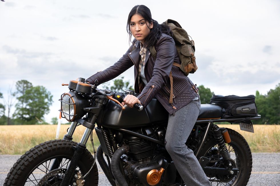 Alaqua Cox als Maya Lopez auf einem Motorrad sitzend, Echo