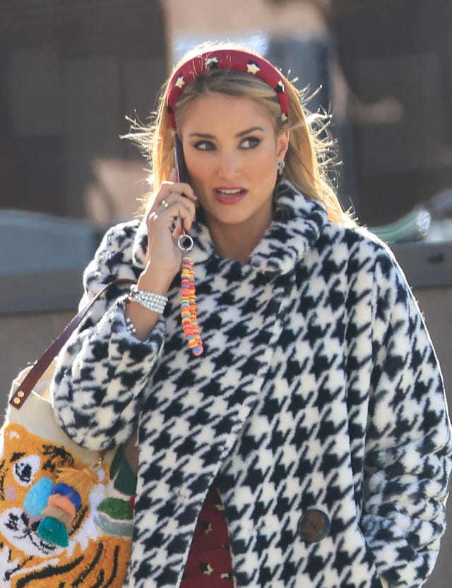 alba carrillo por la calle hablando por telefono