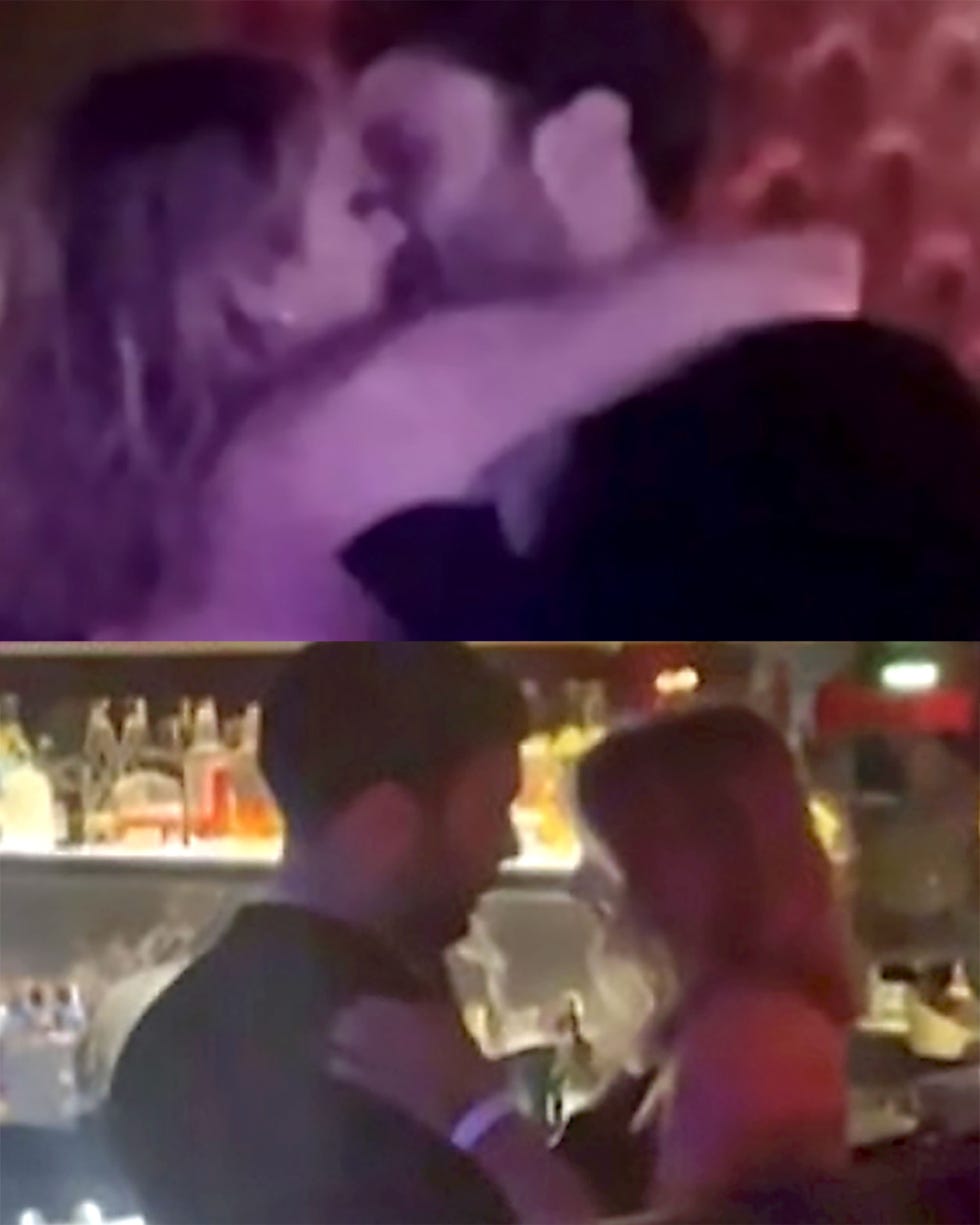 los colaboradores comparten besos en la fiesta de navidad