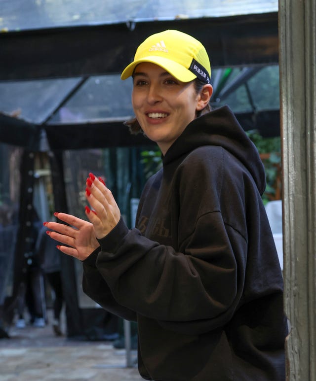 alba díaz dona alimentos y material en madrid a los afectados por la dana de valencia