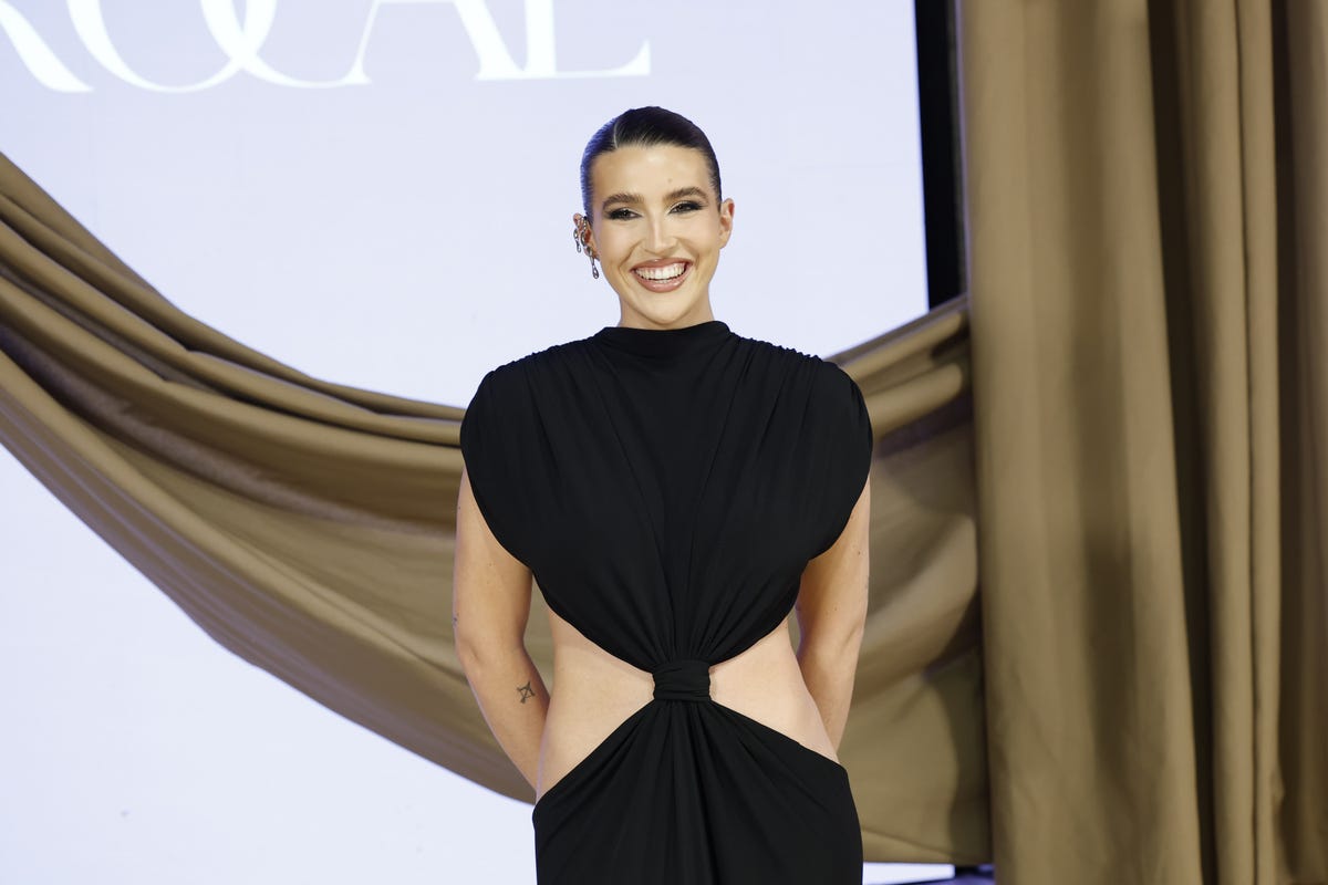 Alba Díaz luce espectacular con este vestido negro con un detalle muy favorecedor que marca cintura y sienta genial a todas