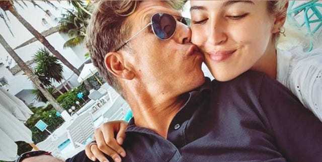 Alba Díaz se despide de su padre antes de irse a París Alba Díaz se despide de su padre antes de irse a París