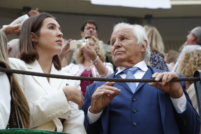 abuelo y nieto en una plaza de toros en octubre de 2023