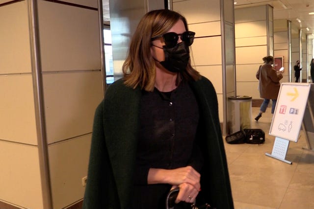 alba santana llega a madrid en avión desde holanda tras la muerte de su padre, manolo santana