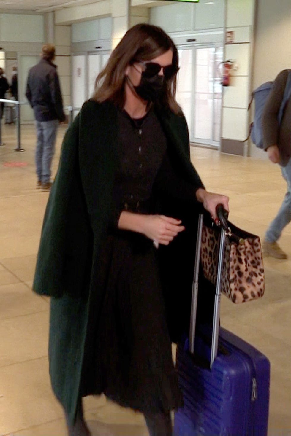 alba santana llega a madrid en avión desde holanda tras la muerte de su padre, manolo santana