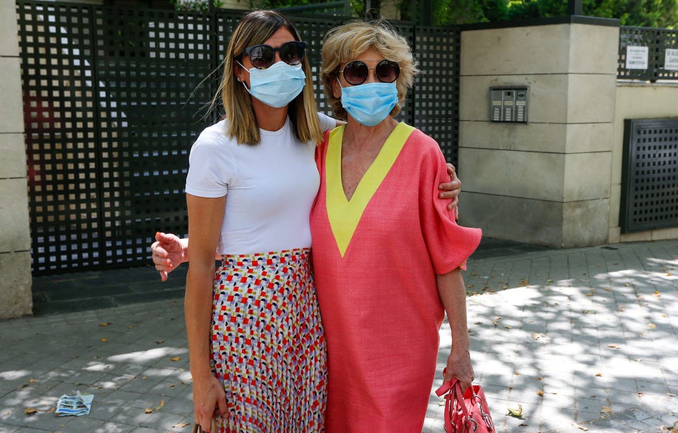 alba santana acompaña a su madre, mila ximénez al hospital