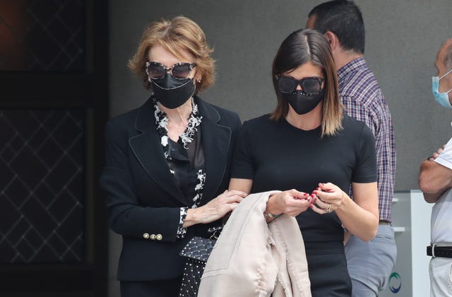 familiares y amigos se despiden de mila