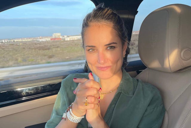 alba carrillo en el coche