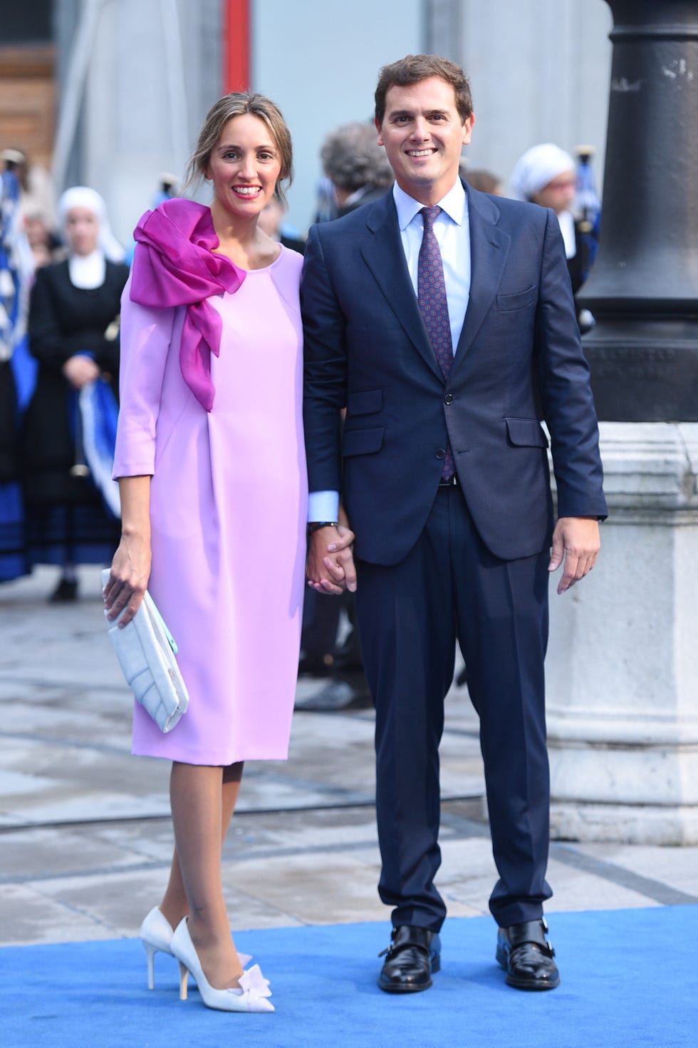 El presidente de Ciudadanos Albert Rivera y su pareja, Beatriz Tajuelo con un vestido haciendo un guiño al Día Mundial contra el Cáncer de Mama.