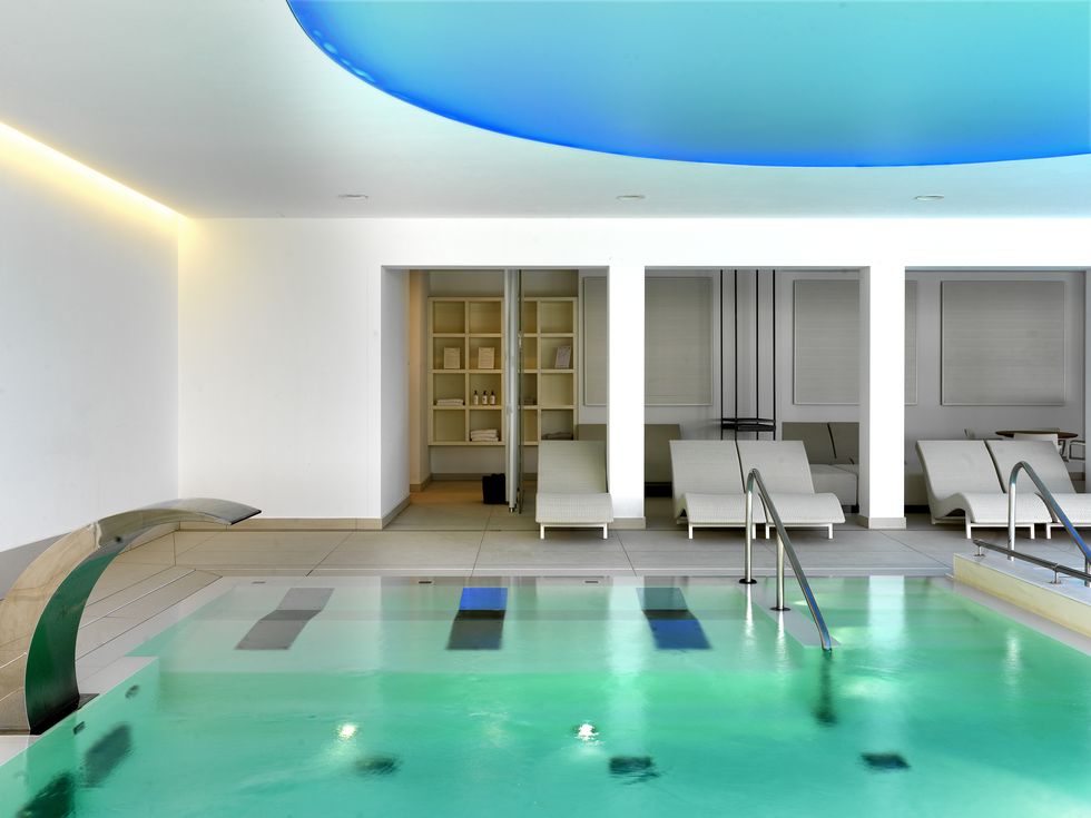 Swimming pool, Property, Ceiling, Building, Interior design, Room, Leisure, Leisure centre, House, Architecture, 