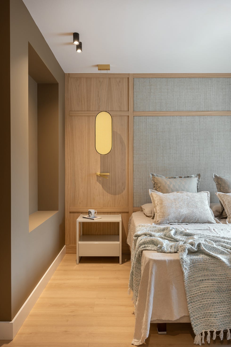 pared del cabecero con panelado de madera y entelado