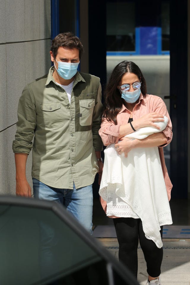 albert rivera and malu present their newborn child