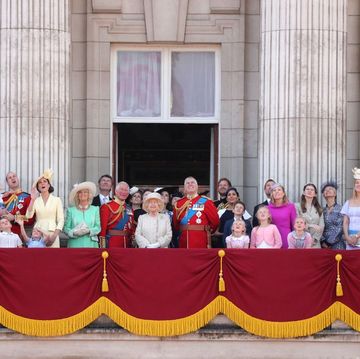 エリザベス女王　トゥルーピング・ザ・カラー　バッキンガム宮殿　新型コロナウイルス　covid 19 ロイヤルファミリー
