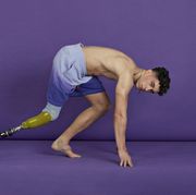 alberto ávila posa con su prótesis para men's health