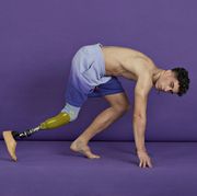 alberto ávila posa con su prótesis para men's health