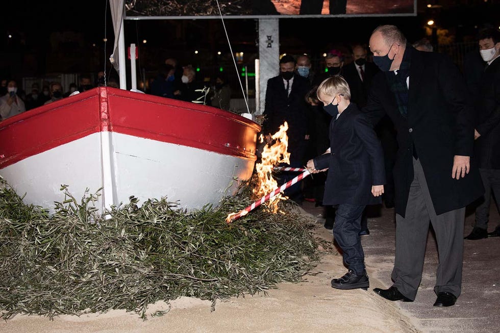 la familia real de monaco celebra la santa devota con la ausencia de charlene