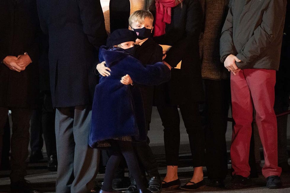 la familia real de monaco celebra la santa devota con la ausencia de charlene