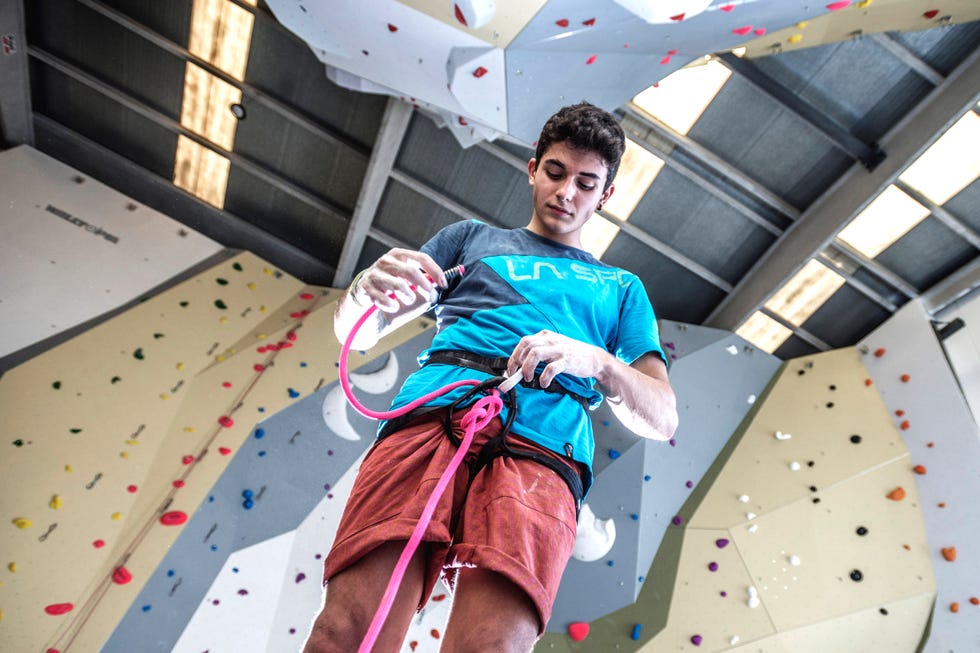 alberto ginés se ata la cuerda para iniciar la prueba de dificultad de la escalada olímpica