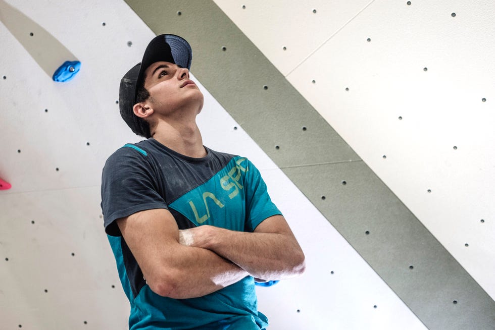 el escalador alberto ginés posa para una foto mirando al cielo