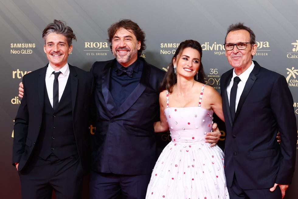 alberto mielgo, javier bardem, penélope cruz y alberto iglesias, nominados a los oscar 2022, posan juntos en la gala de los goya 2022
