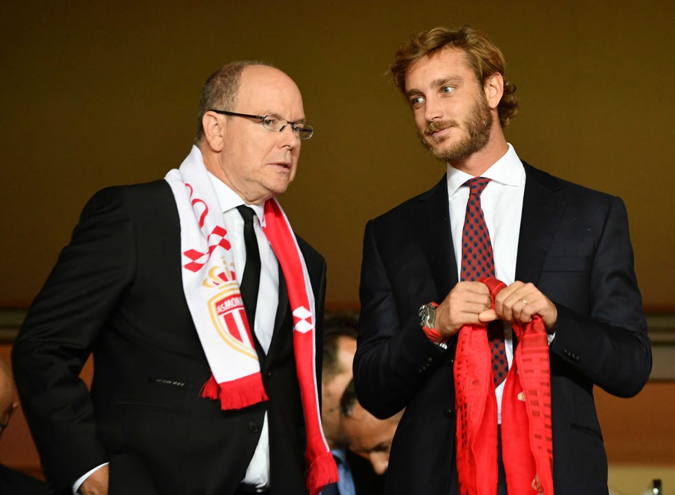Alberto de Mónaco con su sobrino Pierre Casiraghi en el estadio del Mónaco