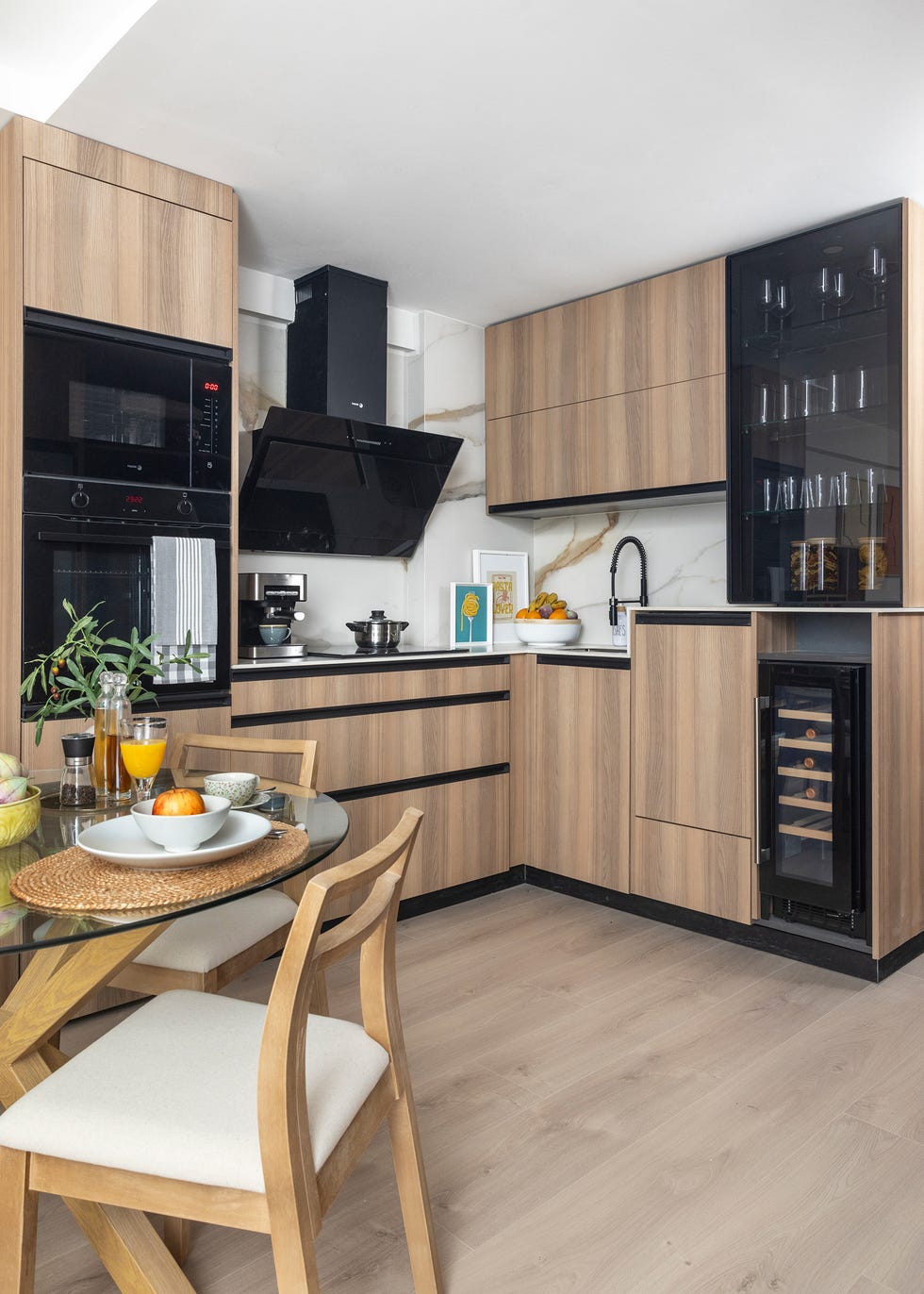 cocina con frentes de madera y office