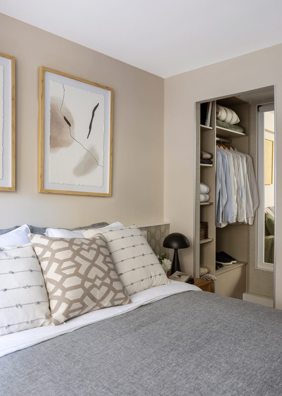 dormitorio con vestidor