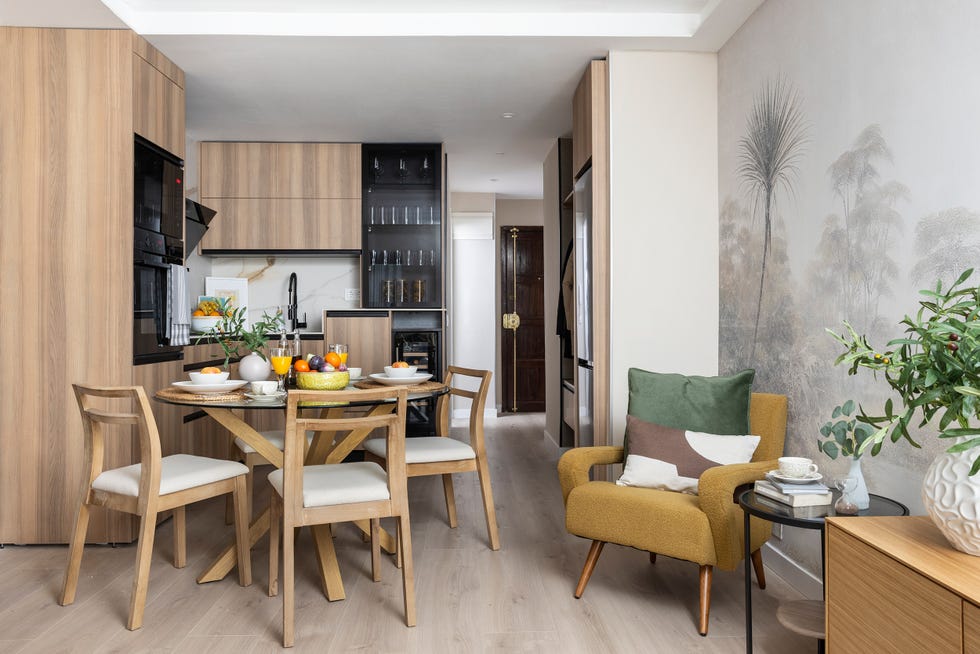 cocina abierta con office y frentes de madera