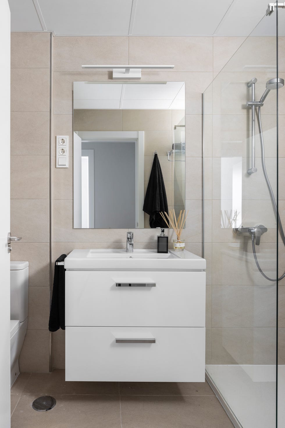 mueble de lavabo blanco volado