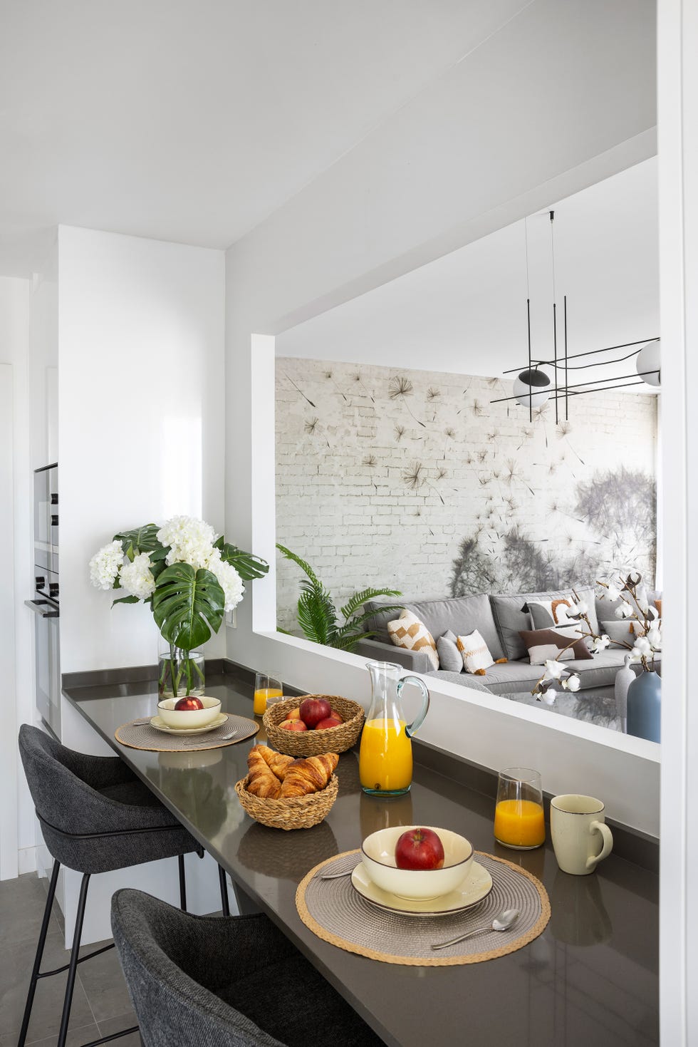 cocina abierta al salón con barra de desayunos