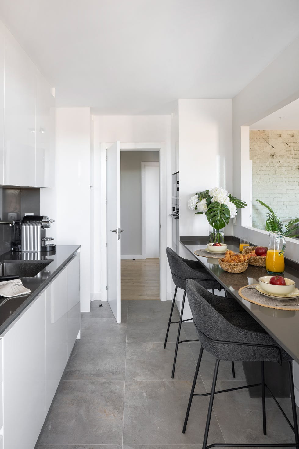 cocina con barra de desayunos