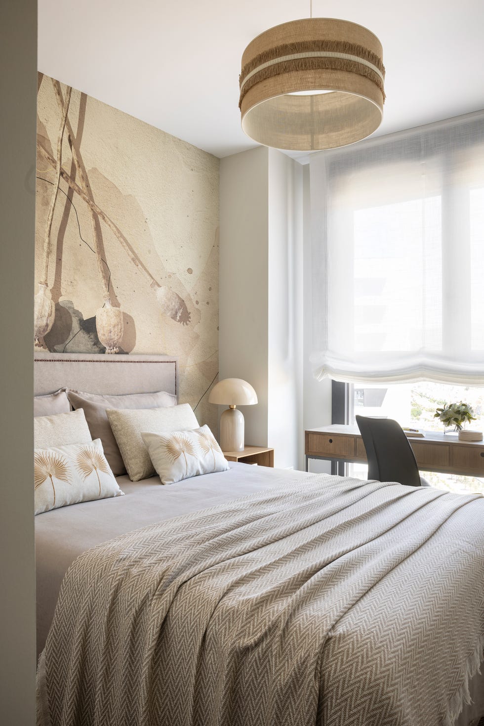dormitorio con escritorio y papel pintado con motivos florales