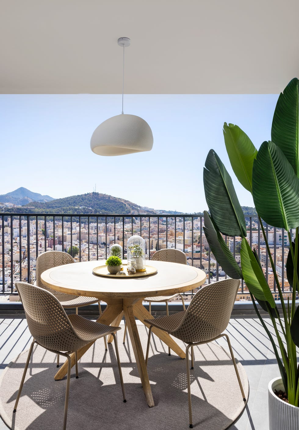 mesa de comedor redonda y sillas de exterior