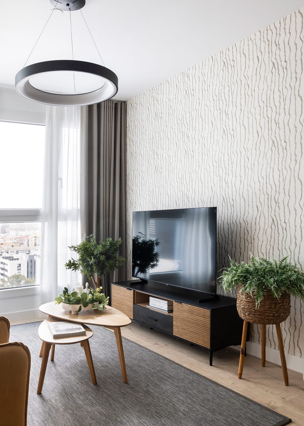 mueble de tv en negro y madera y papel pintado con rayas