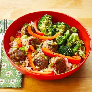albóndigas de jengibre con brócoli y sésamo
