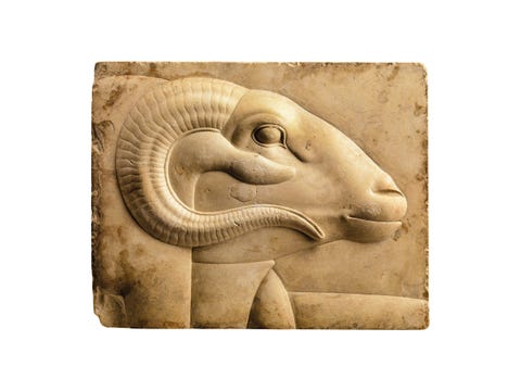 DE RAM VAN AMONDit kalksteenrelif staat mogelijk voor de aardse verschijningsvorm van de Thebaanse god Amon Het wordt gedateerd tussen de Late en de Ptolemesche periodeMetropolitan Museum New York